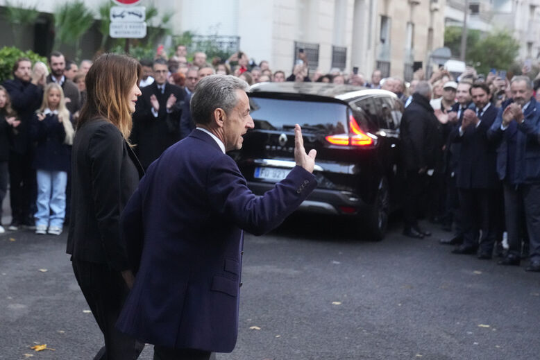 Sarkozy começa pena de prisão em Paris com apoio de populares