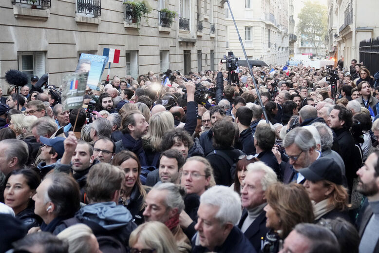 Sarkozy enfrenta pena de prisão com apoio popular em Paris