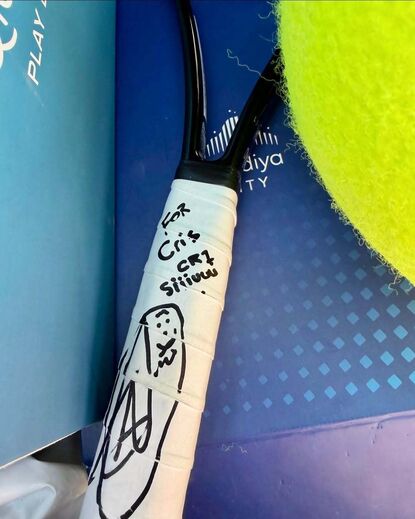 Ronaldo recebeu uma raqueta autografada
