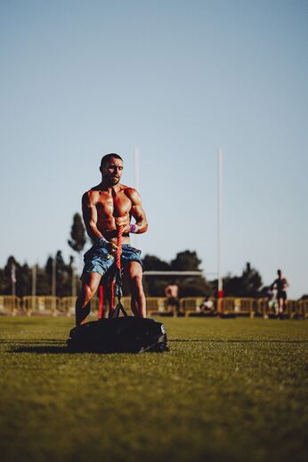 Atleta treina com corda e saco de peso para West Fitness Race em Mafra