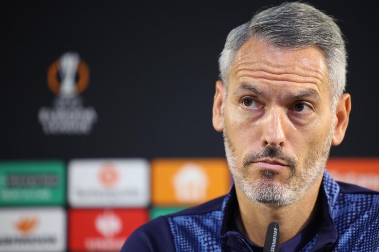 Carlos Vicens na conferência de imprensa de lançamento do jogo com o Estrela Vermelha