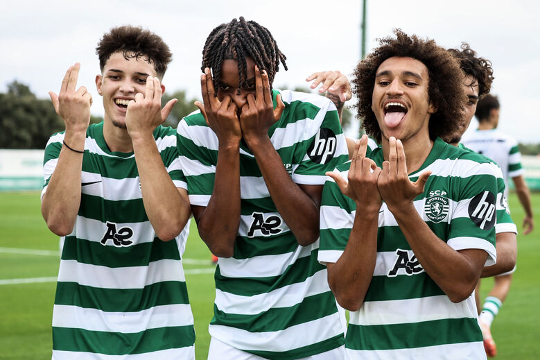 Paulo Simão, ao centro, celebra o 2-1