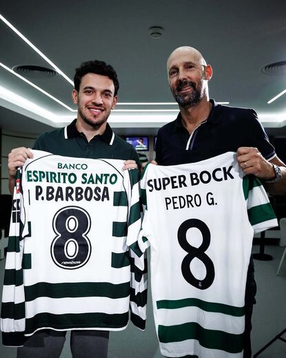 Pedro Barbosa e Pote com as respetivas camisolas