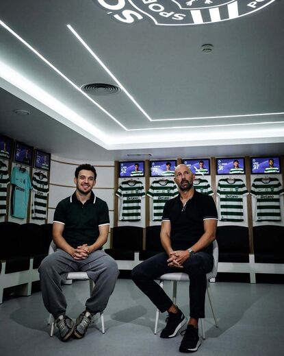 Pedro Barbosa e Pote com as respetivas camisolas