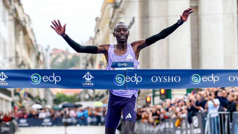 Atleta cruza a meta na Maratona de Lisboa e comemora a vitória