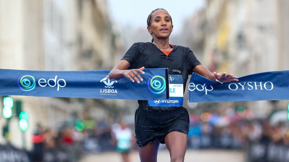 Atleta cruza a meta na Maratona de Lisboa