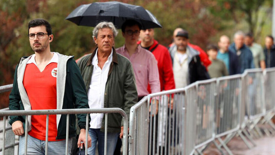 Sócios do Benfica na fila