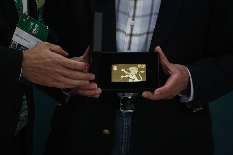 Placa dourada com um leão entregue aos associados do Sporting