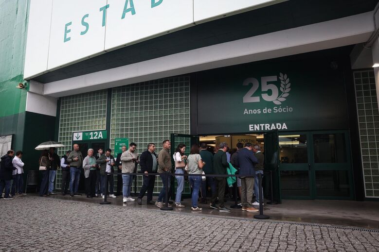 Fila de sócios à entrada do Estádio José Alvalade para receber os emblemas