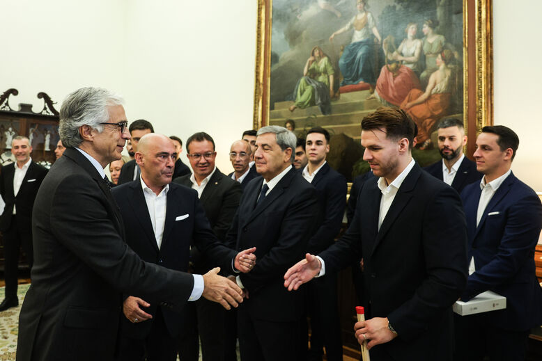 Aguiar-Branco recebe seleção portuguesa na Assembleia da República