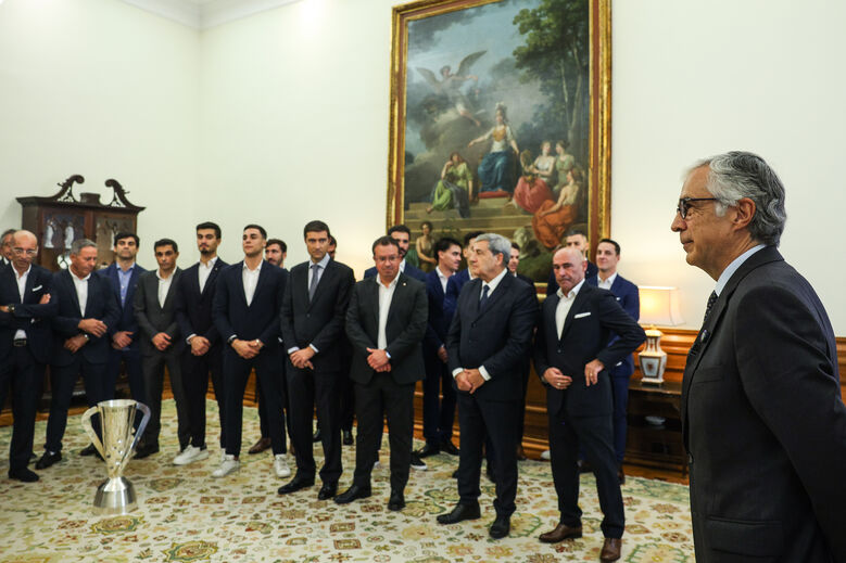 Aguiar-Branco recebe seleção na Assembleia da República