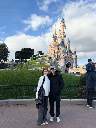 João Neves e Madalena Aragão felizes na Disneyland Paris
