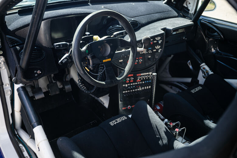 Interior de um Ford Focus WRC, carro de rali lendário