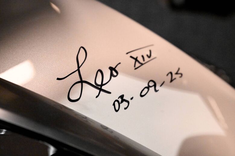 Pormenor da assinatura de Leão XIV