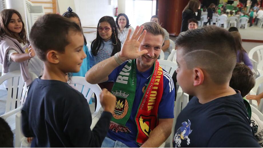Brabec em visita a uma escola