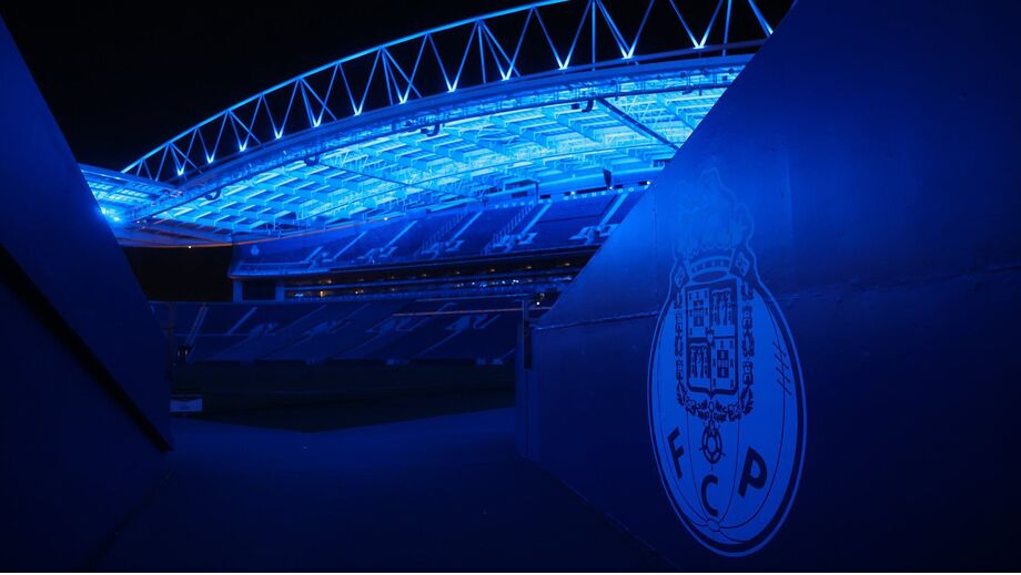 Estádio do FC Porto iluminado a azul