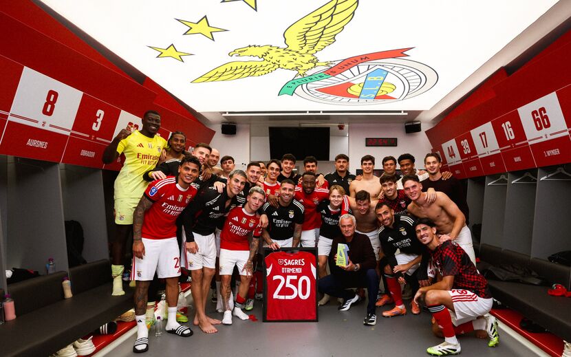 Otamendi homenageado no balneário do Benfica após 250 jogos