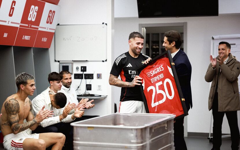 Otamendi homenageado no balneário do Benfica após 250 jogos