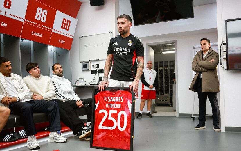 Otamendi homenageado no balneário do Benfica após 250 jogos