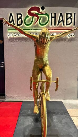 Estátua dourada de ciclista em Abu Dhabi homenageia Tadej Pogacar