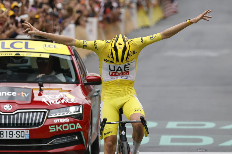 Tadej Pogacar festeja vitória em Isola em 2024