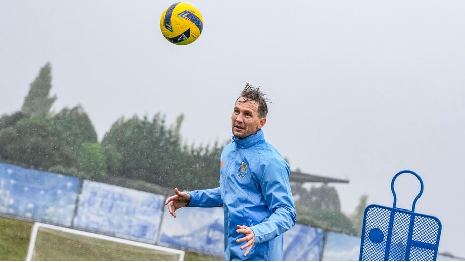 De Jong regressa aos treinos no relvado para recuperar após lesão