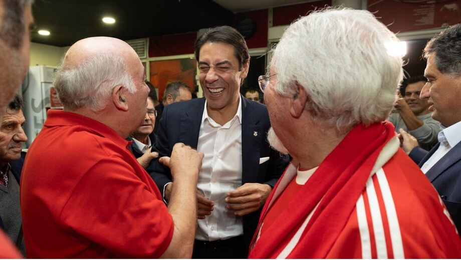 Rui Costa discursa aos sócios e adeptos na Casa do Benfica em Coimbra