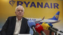 Conferência de imprensa da Ryanair com microfones e executivo