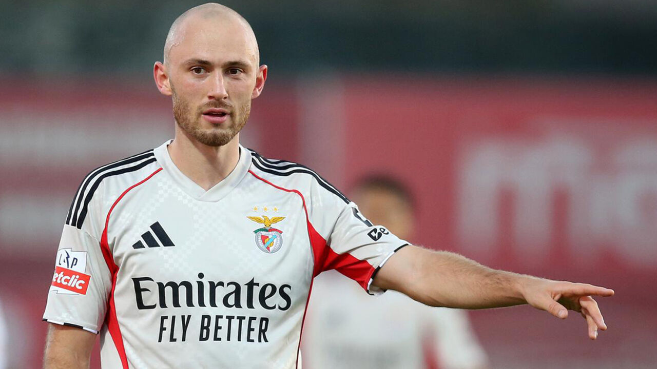 Aursnes celebra marca de jogos na liga norueguesa pelo Benfica