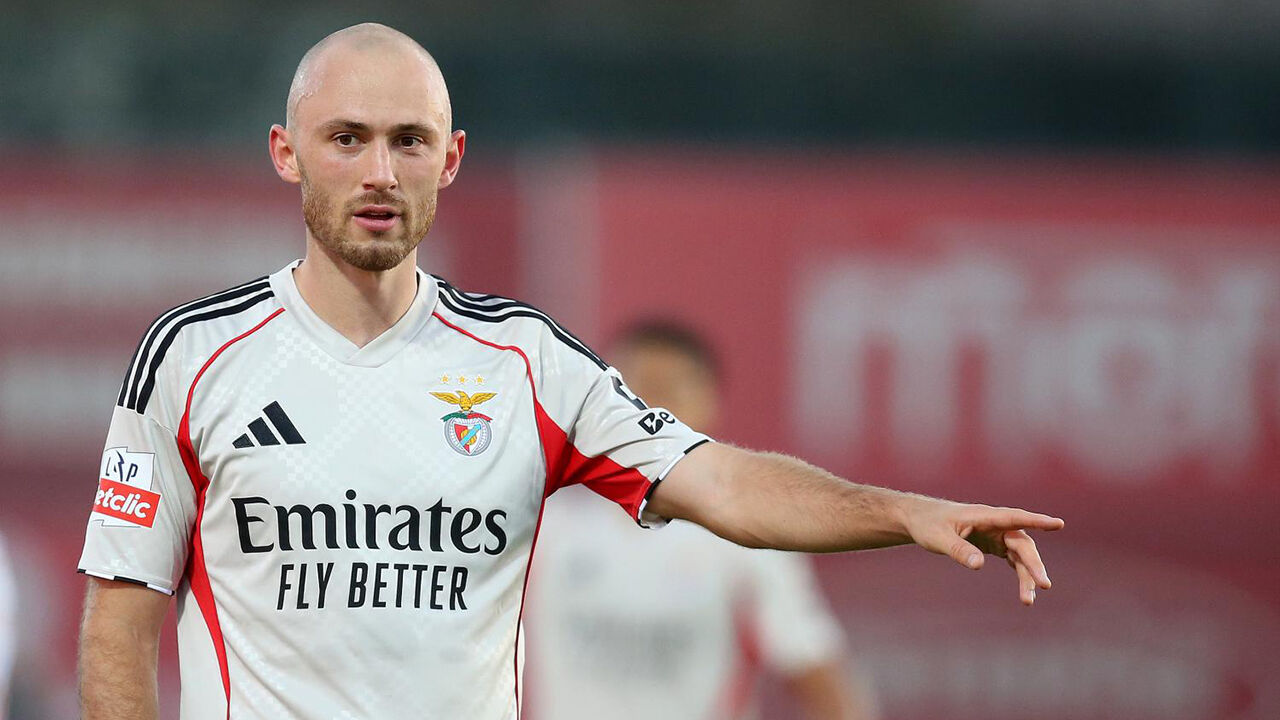 Aursnes celebra marca de jogos na liga norueguesa pelo Benfica