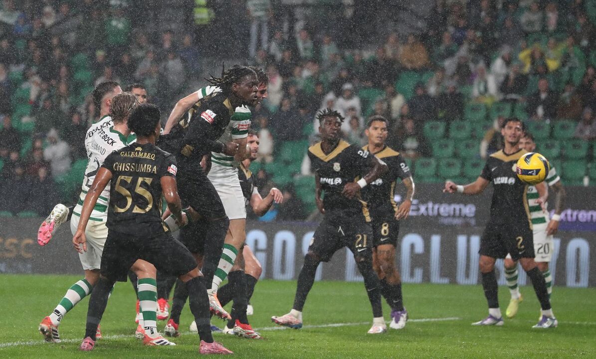 Jogo de futebol com público reduzido no Estádio José Alvalade