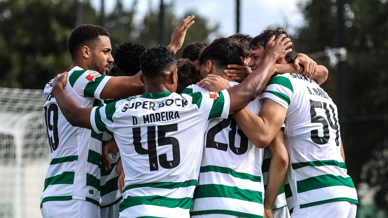 Jogadores do Sporting B festejam mais uma vitória