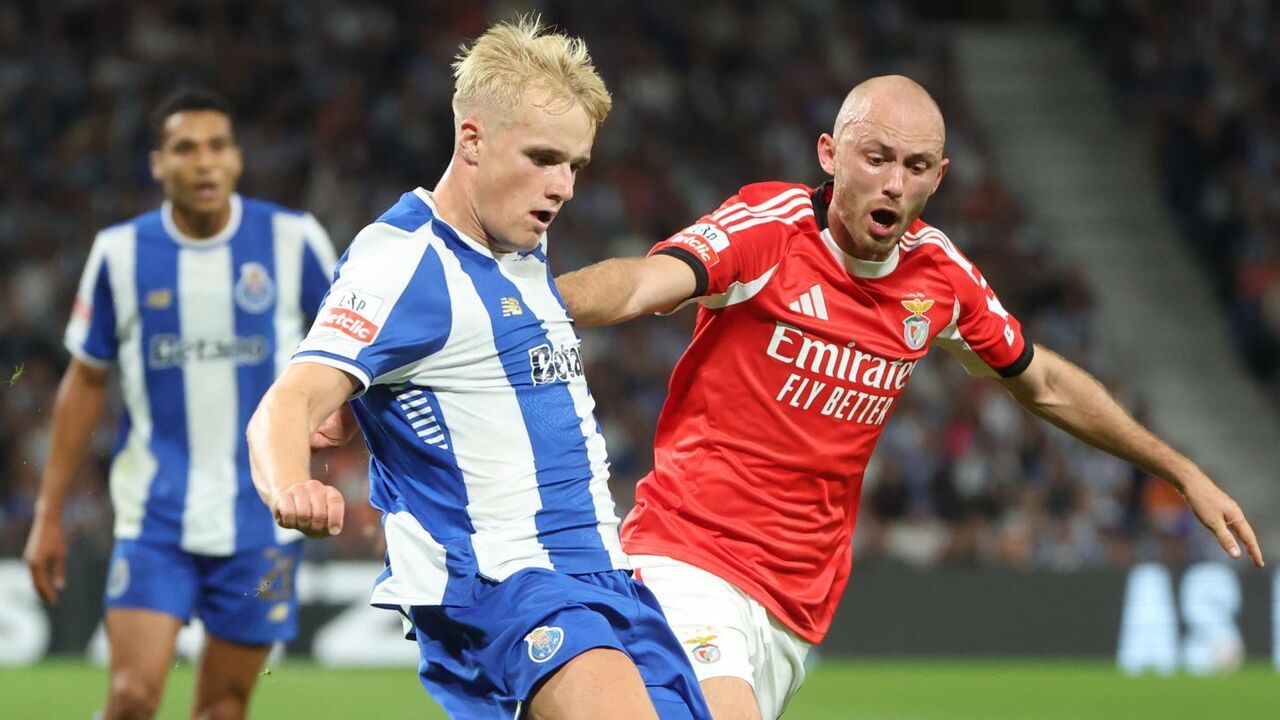 Duelo entre jogadores do FC Porto e do Benfica em jogo de futebol