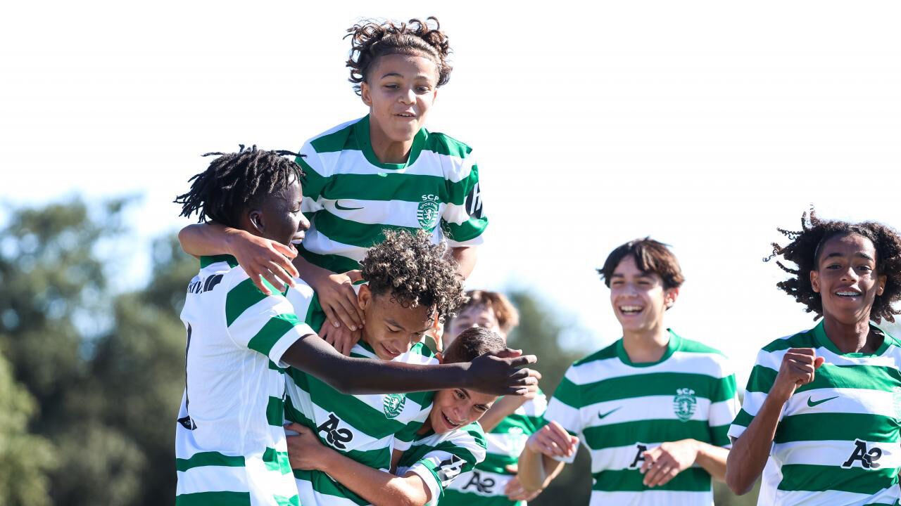 Equipa de futebol do Sporting celebra vitória frente à Académica.
