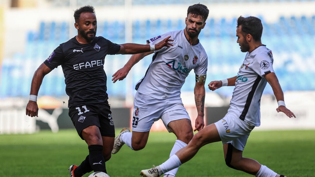 Edson Farias, que acabou expulso, tenta fugir a Tarzan e Clemente