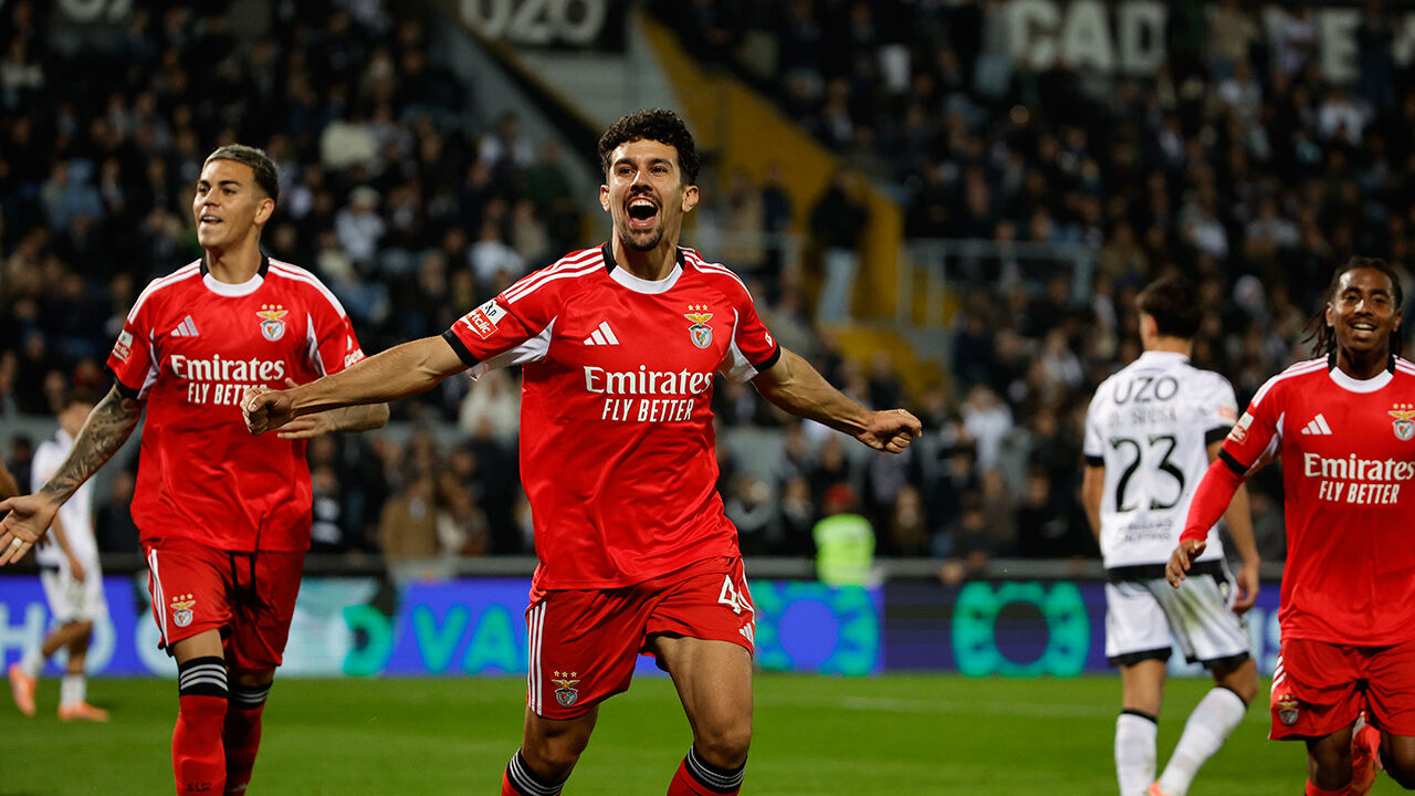 Benfica celebra golo em jogo noturno