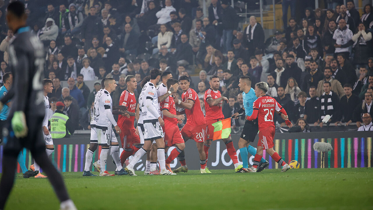 Tensão entre jogadores do Benfica e Casa Pia após lance duro