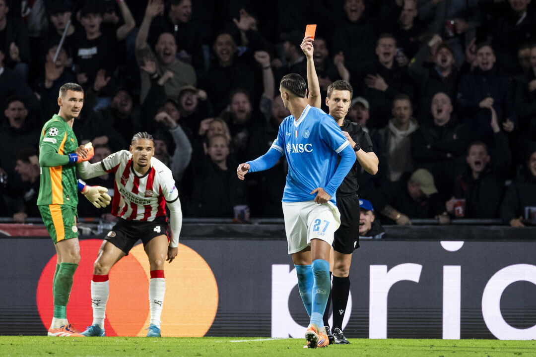 Daniel Siebert a arbitrar o jogo entre o PSV Eindhoven e Nápoles