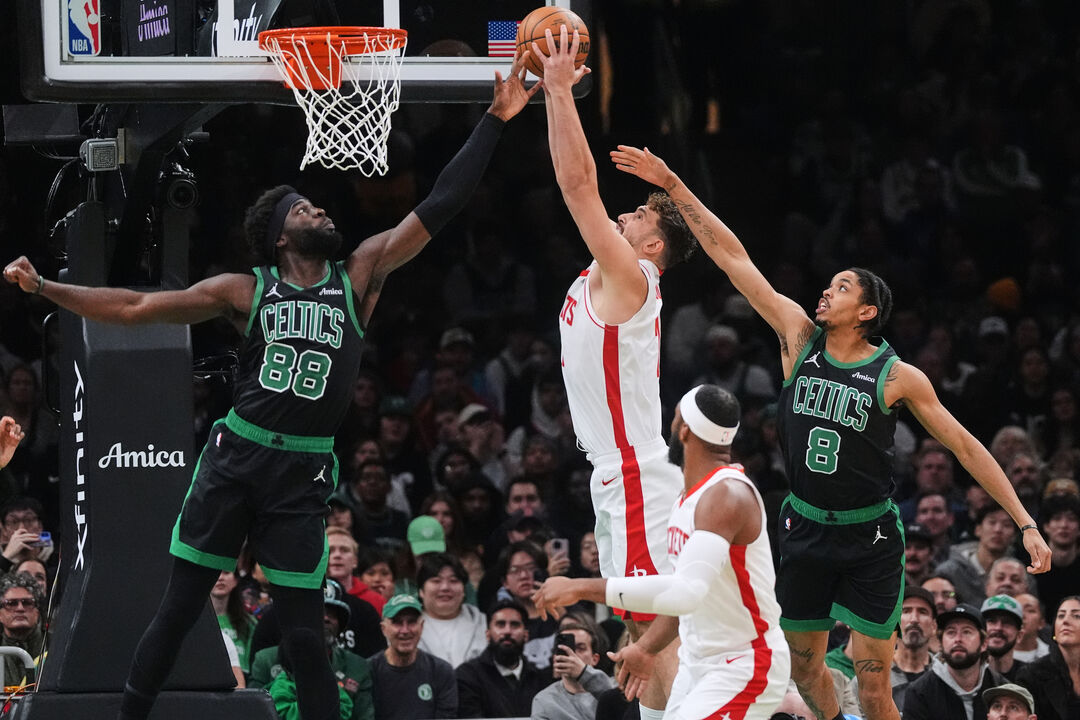 Neemias Queta marcou 9 pontos frente aos Houston Rockets 
