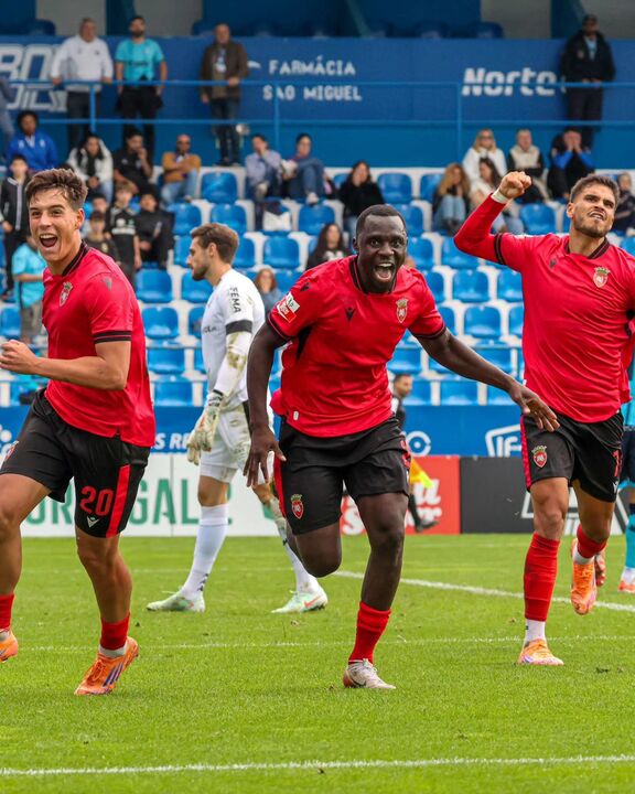 Jogadores do Penafiel a festejar frente ao Vizela