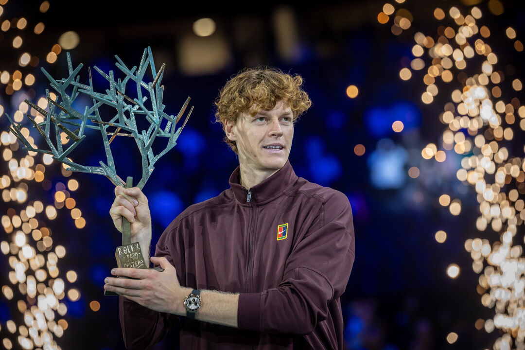 Jannik Sinner vence Masters 1.000 de Paris contra Felix Auger-Aliassime