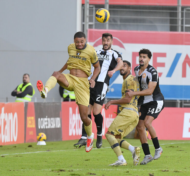 Léo Santos (à direita) vai ter novo parceiro no centro da defesa
