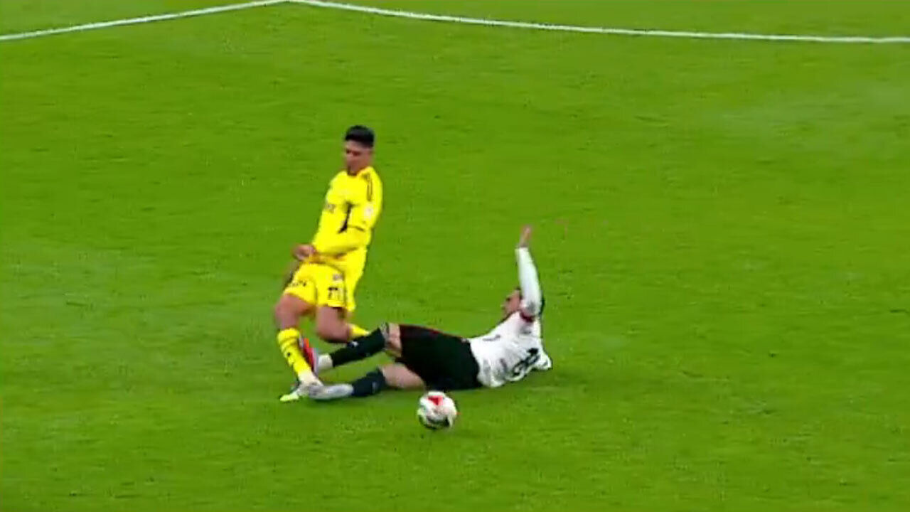 Kökçü faz entrada 'assassina' e é expulso no Besiktas-Fenerbahçe