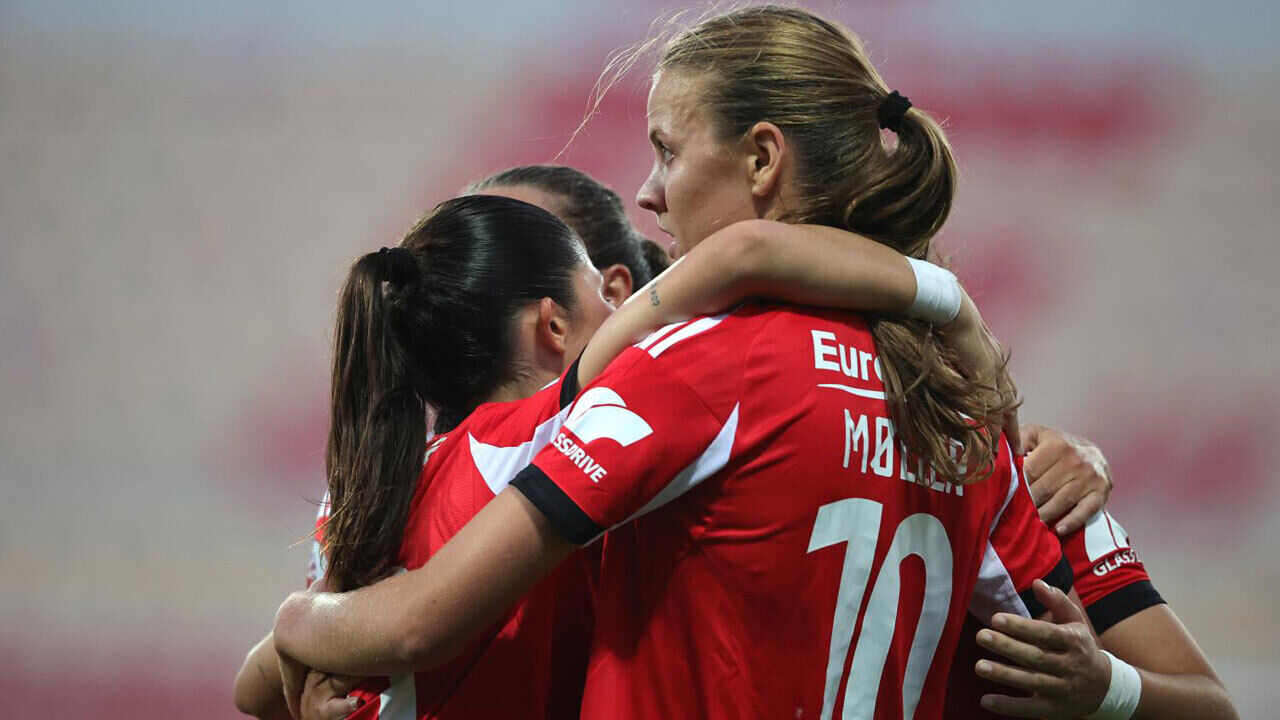 Jogadoras do Benfica a festejar 