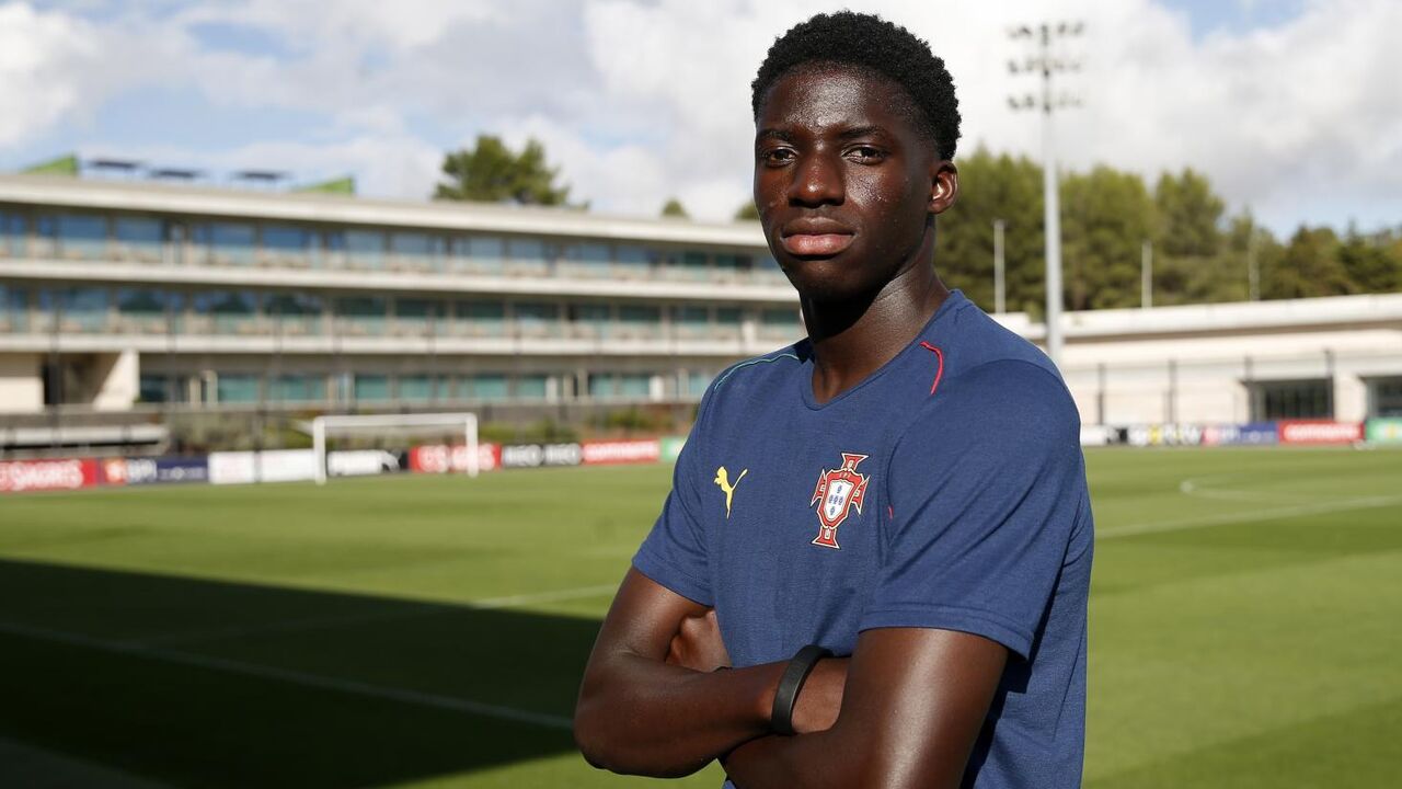 Jogador da seleção nacional de Portugal antes de jogo com Nova Caledónia