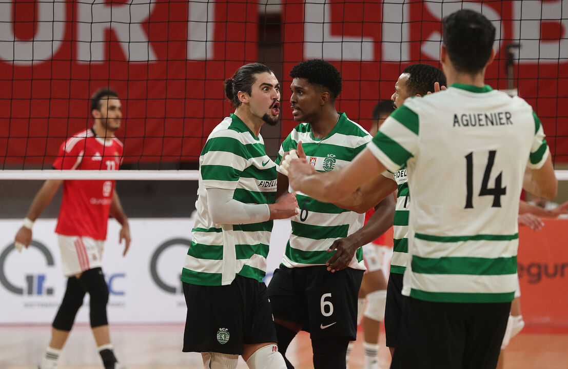 Jogadores do Sporting celebram ponto em jogo de voleibol