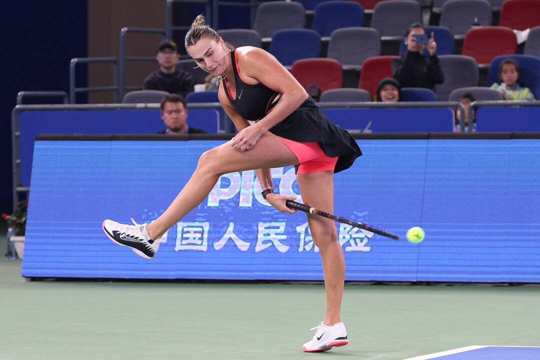 Aryna Sabalenka vence Jasmine Paolini nas WTA Finals em Riade