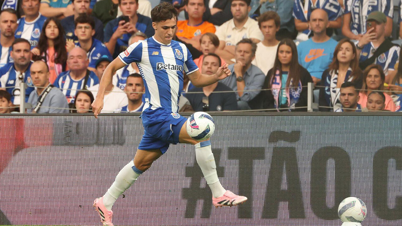 Futebolista do FC Porto domina a bola em jogo