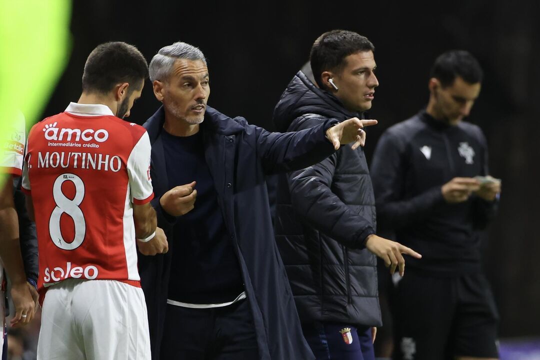 João Moutinho recebe instruções ao entrar em campo