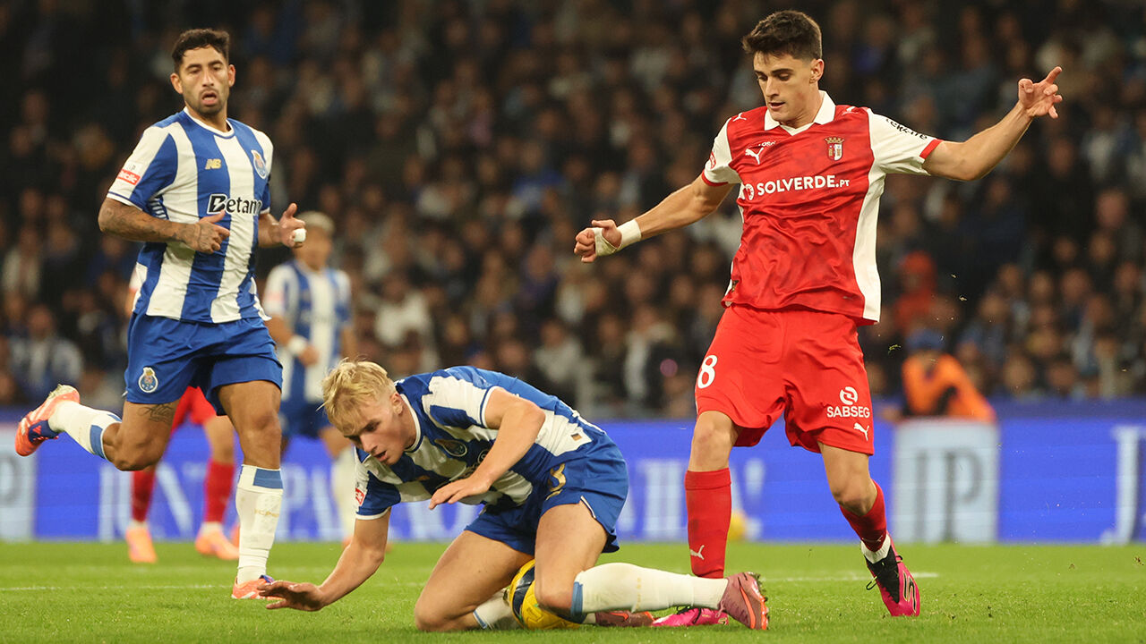 Disputa de bola entre jogadores do Braga e do Porto